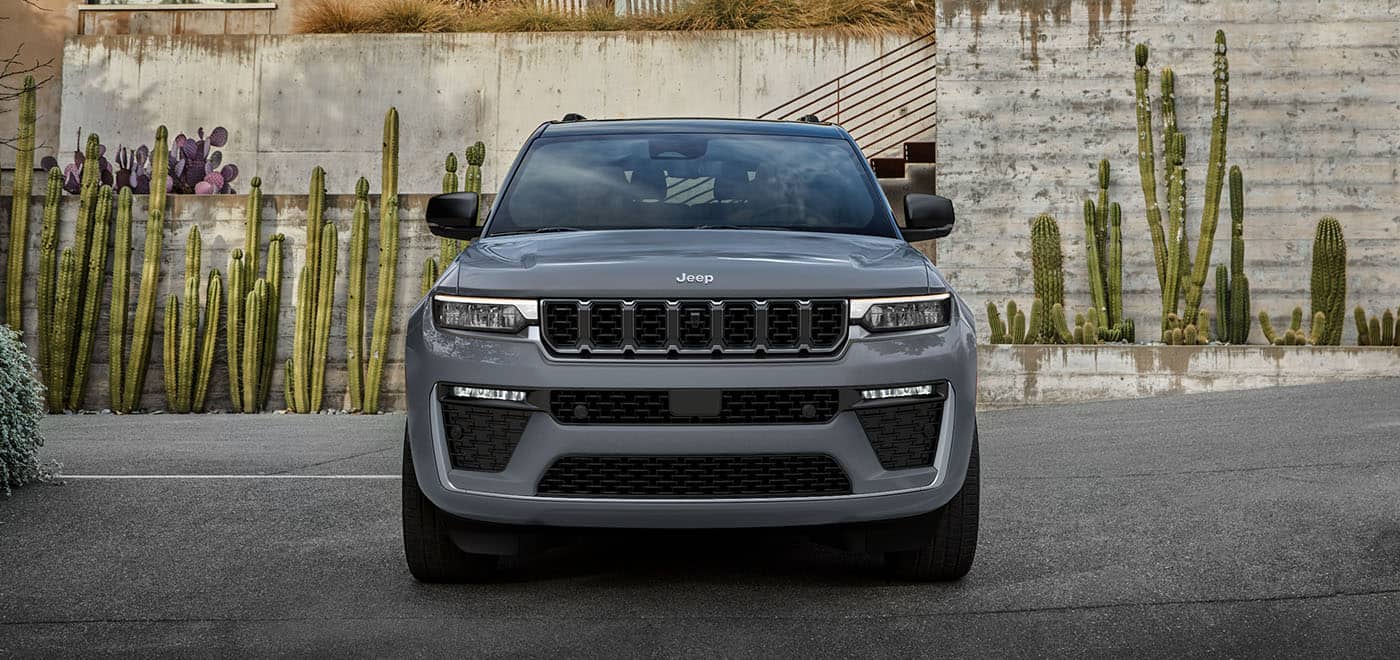Gray Jeep Grand Cherokee L, front view