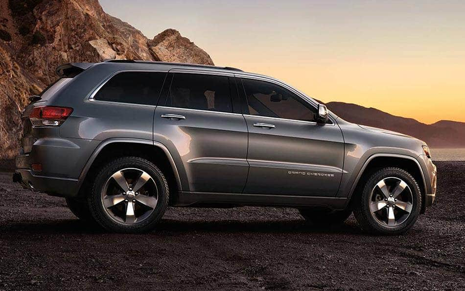 14-2014-grand-cherokee-off-road-gravel-driving.jpg