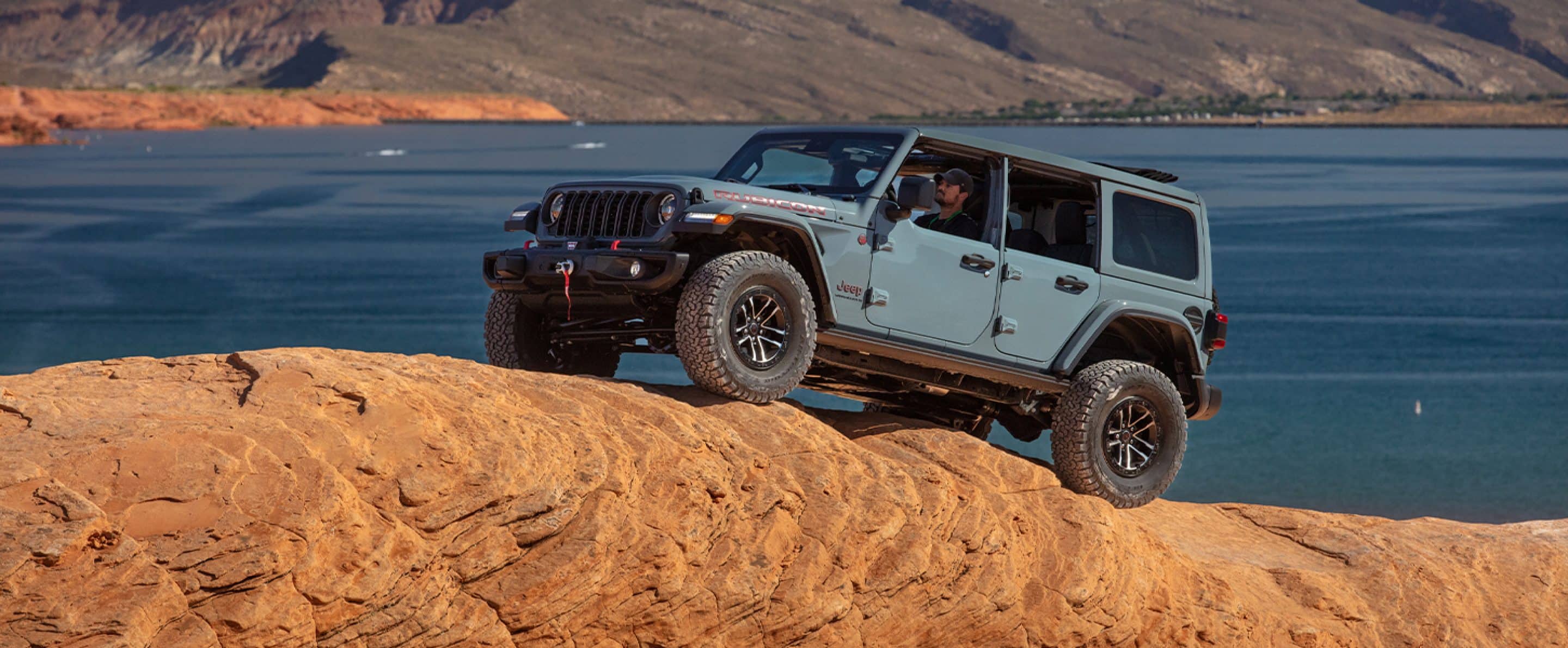 MY26-Wrangler-Overview-Right-Hand-Drive-Feature-Desktop.jpg.img.2880.jpg