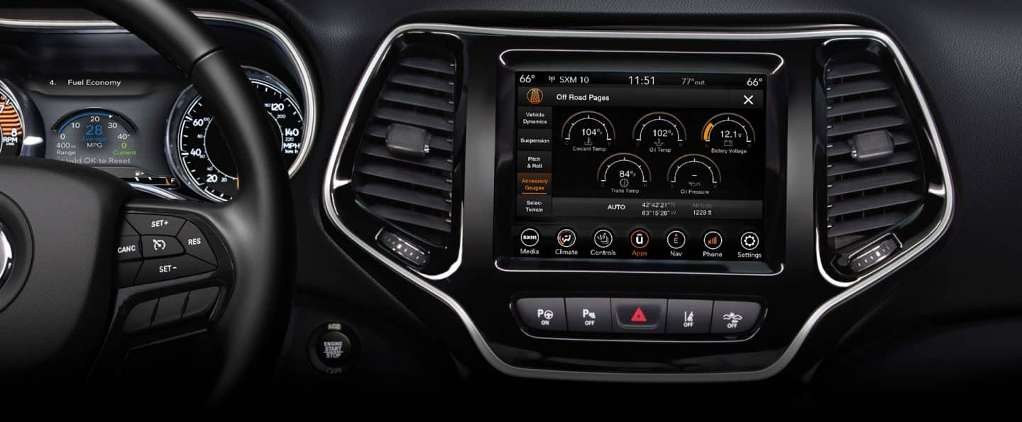 Primer plano de la pantalla táctil Uconnect en el Jeep Cherokee 2023, que muestra las estadísticas de las páginas todoterreno.