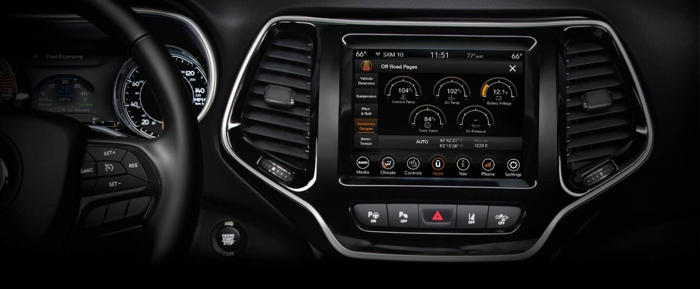 Primer plano de la pantalla táctil Uconnect en el Jeep Cherokee 2023, que muestra las estadísticas de las páginas todoterreno.