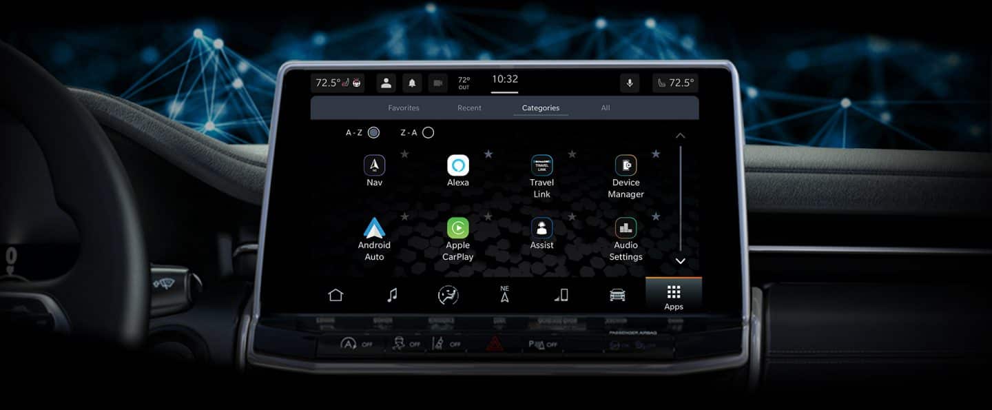La pantalla táctil Uconnect en el Jeep Compass 2023, en la que se muestran diversas aplicaciones disponibles.