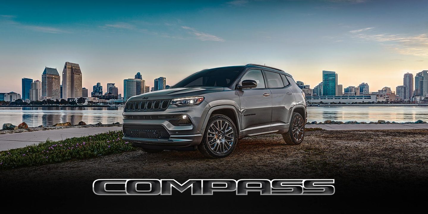 Ángulo elevado de un Jeep Compass Trailhawk 2023 azul estacionado fuera de la carretera. Evento de celebración de Jeep. Compass.