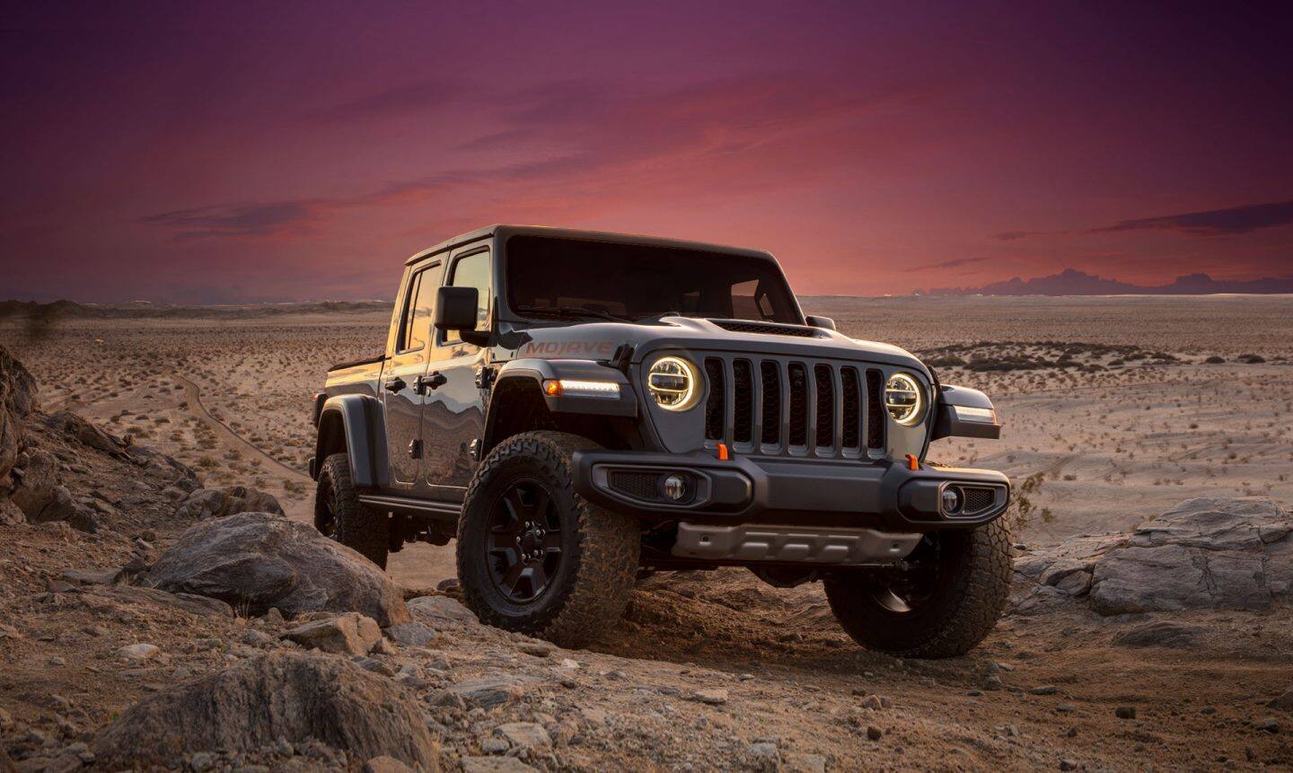Mojave. La Jeep Gladiator Mojave 2023 transitando por terreno desértico y arenoso al anochecer.