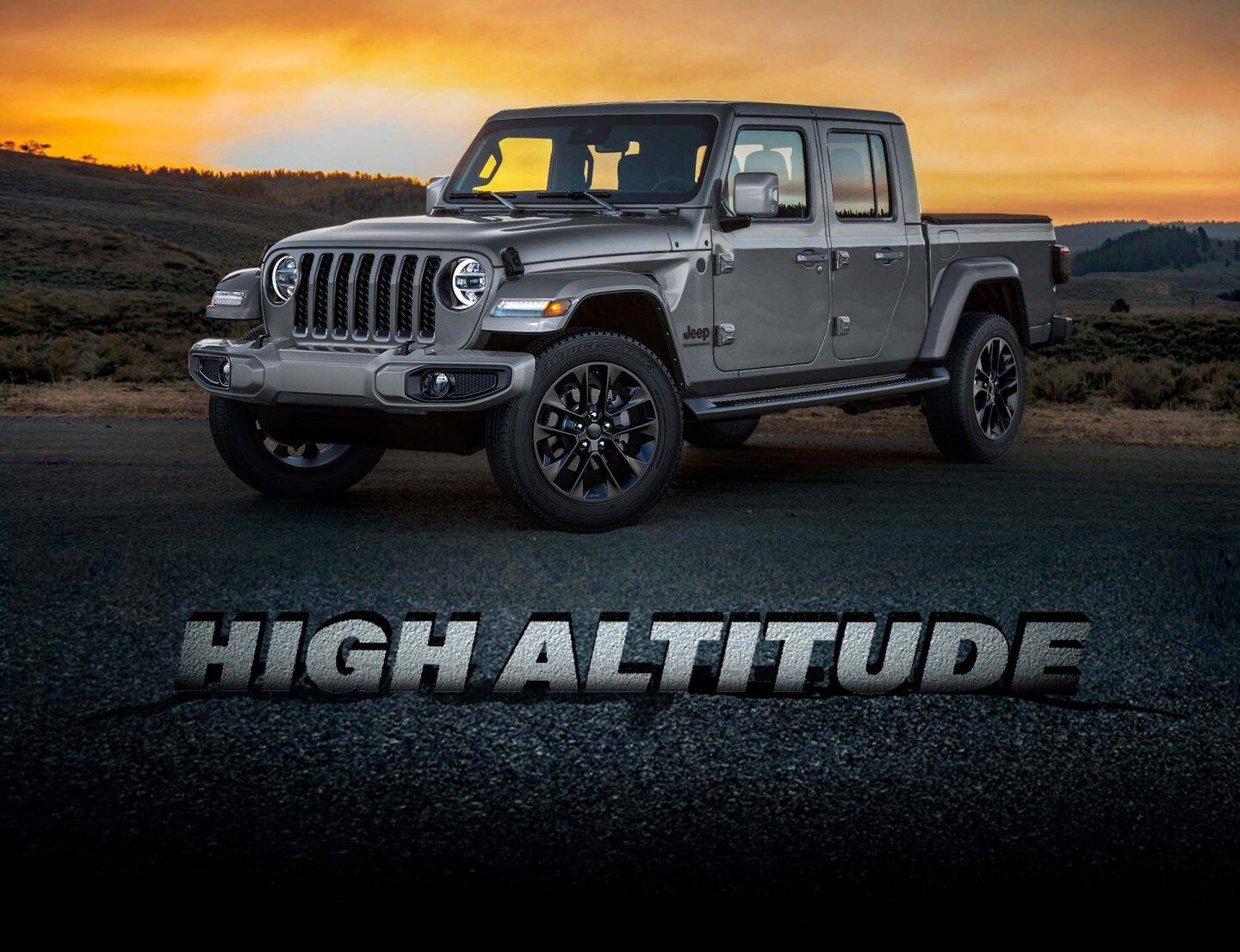 High Altitude. Perfil tres cuartos frontal de la Jeep Gladiator High Altitude 2023 al amanecer.