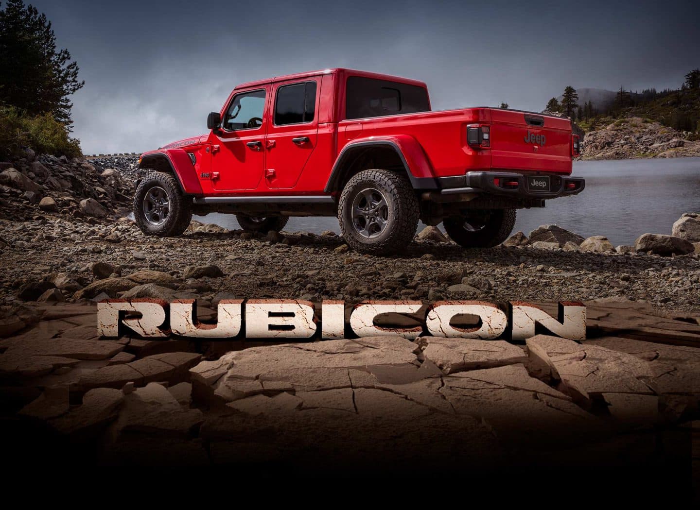 Rubicon. La Jeep Gladiator Rubicon 2023 estacionada en el margen de un río con piedritas.