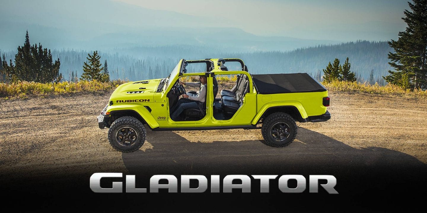 Vista de perfil del lado del conductor de un Jeep Gladiator Rubicon verde lima estacionado en un claro, con una montaña arbolada de fondo. Gladiator.