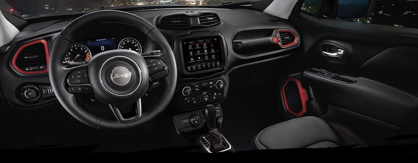 El volante, la pantalla táctil, la consola central y el tablero del Jeep Renegade 2023.