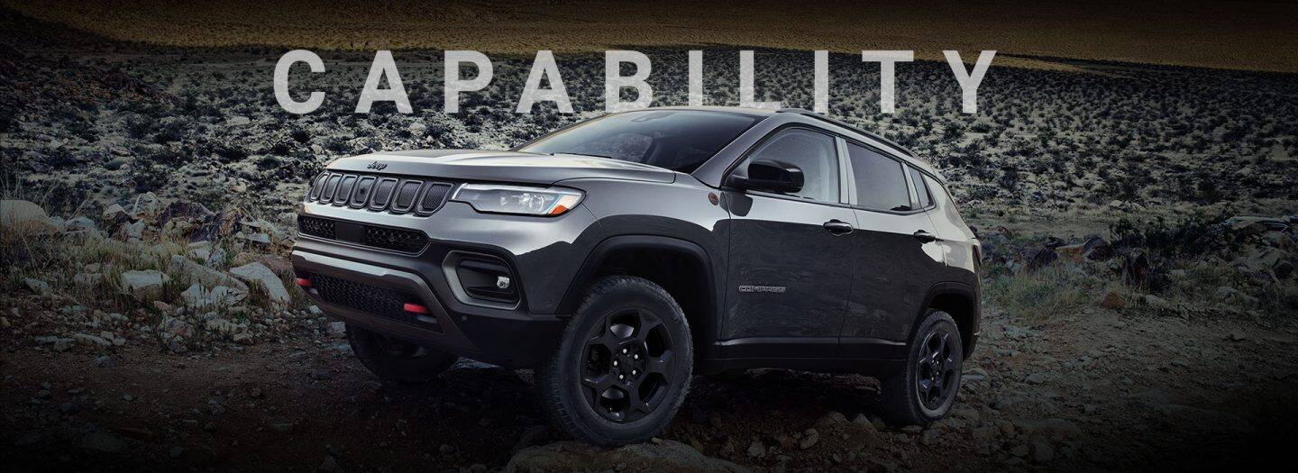 Un Jeep Compass Trailhawk din 2024 care se târa peste pietre mari și mici și pietre off-road. Capacitate.