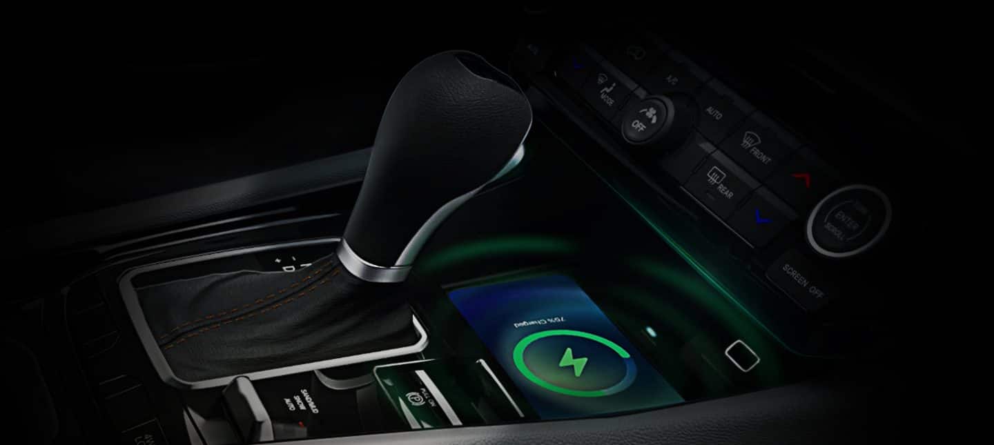 Un prim-plan al consolei centrale din 2024 Jeep Compass Limited, concentrându-se pe schimbător și suportul de încărcare wireless.