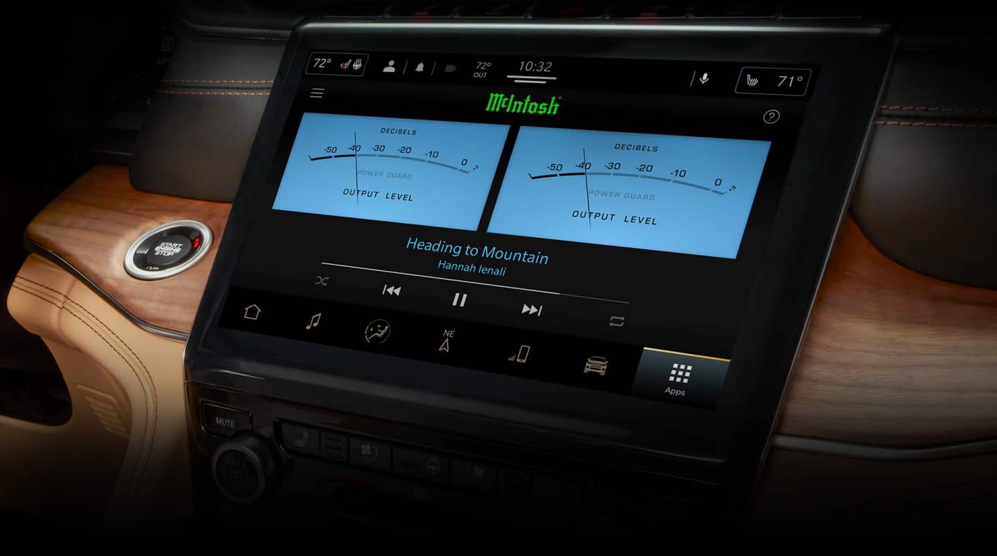 La pantalla táctil Uconnect en el Jeep Grand Cherokee Summit Reserve 2024, que muestra los niveles de salida del sistema de sonido McIntosh.