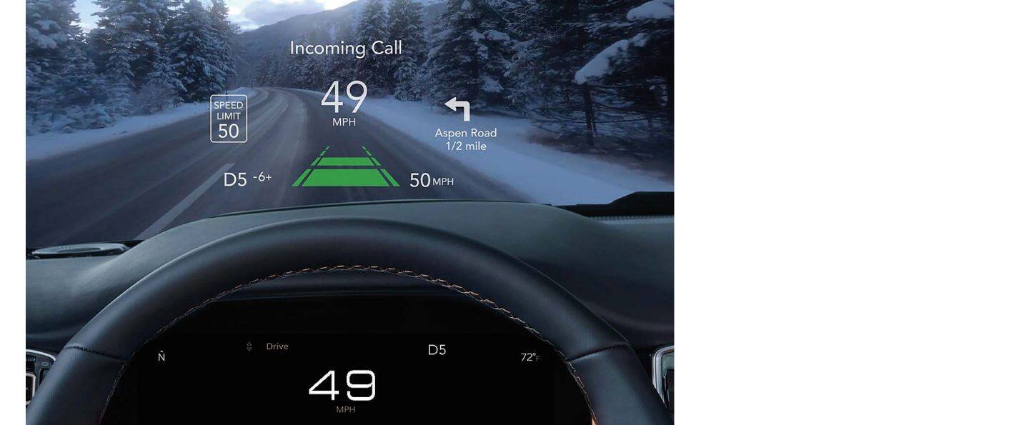 Limita de viteză curentă, viteza vehiculului, navigația viitoare și apelul primit, toate afișate pe parbrizul modelului 2024 Wagoneer cu Head-Up Display.