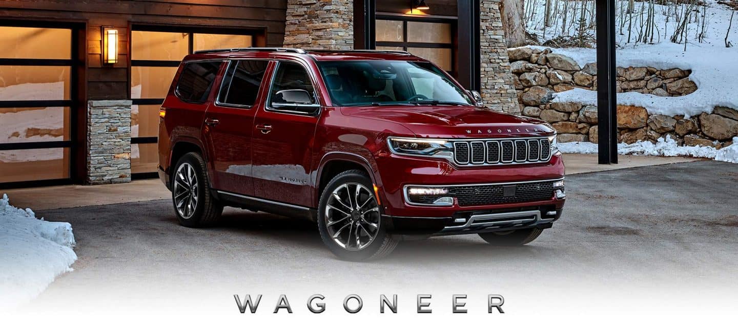 Profil înclinat pe partea pasagerului al unui Wagoneer gri 2024 parcat într-un luminiș off-road.