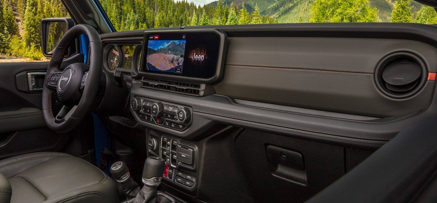 El salpicadero y el área del asiento delantero en el 2025Jeep Gladiator.