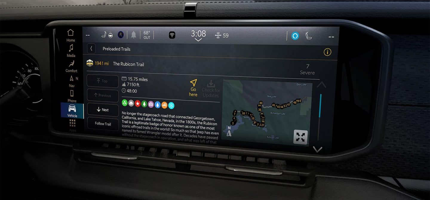 La Uconnect pantalla táctil del 2025 Jeep Gladiator muestra una de las guías de aventuras todoterreno.