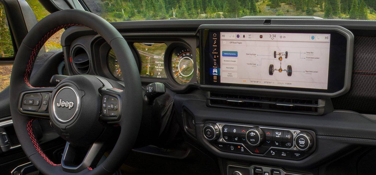 El volante, la pantalla digital del clúster, la Uconnect pantalla táctil y la pila central controlan en 2025Jeep Gladiator, y la pantalla táctil muestra la sección de dinámica del vehículo de las páginas todoterreno.