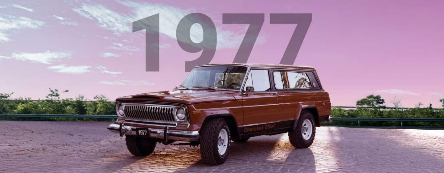 Un Jeep Cherokee Chief rojo clásico en un estacionamiento. 1977.