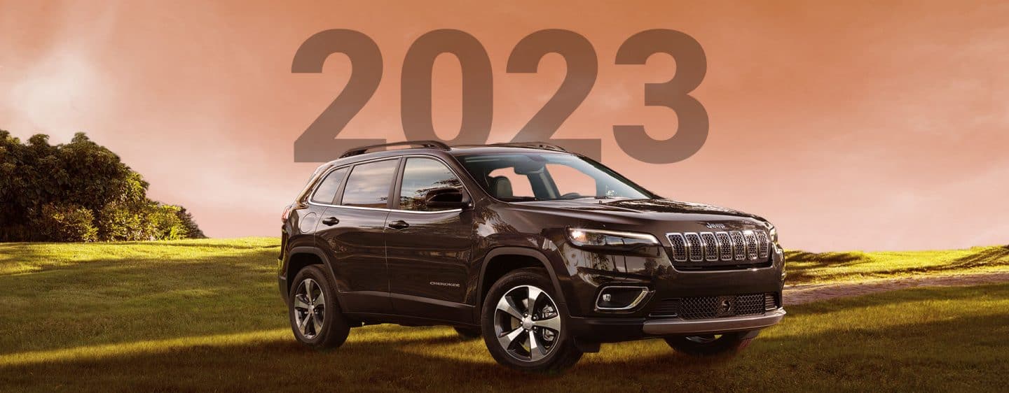 Ángulo delantero del lado del pasajero de un Jeep Cherokee 2023 negro. 2023.