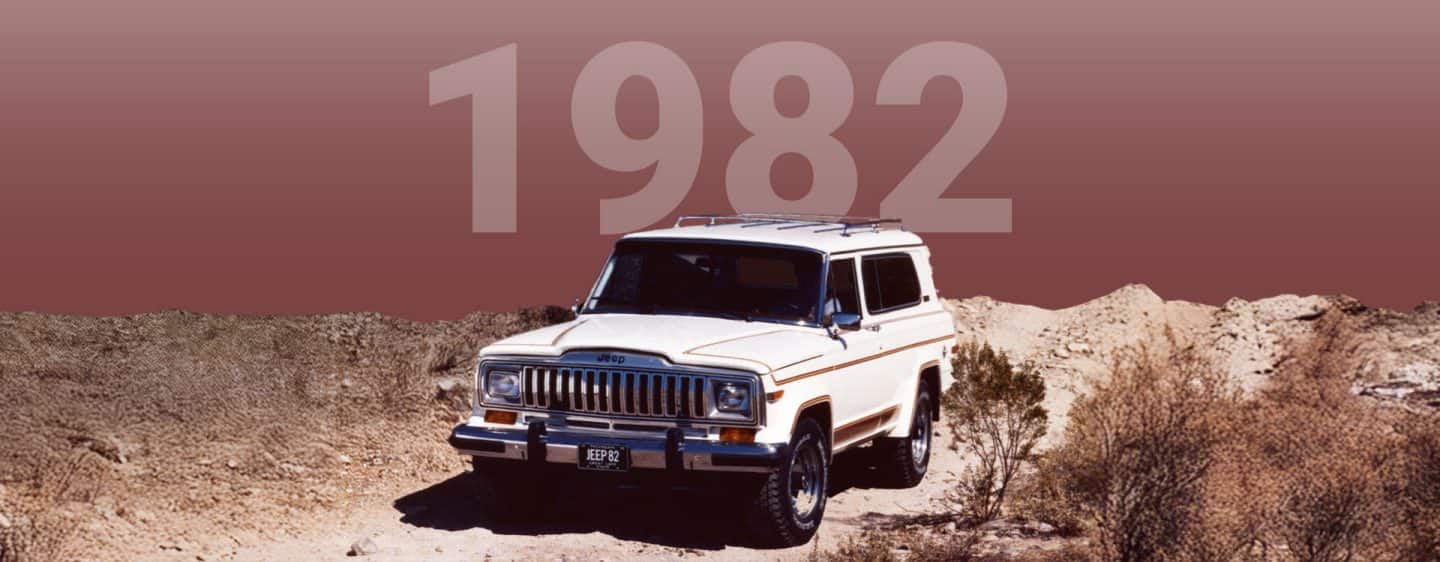 Un Jeep Cherokee 1982 blanco clásico en el desierto. 1982.