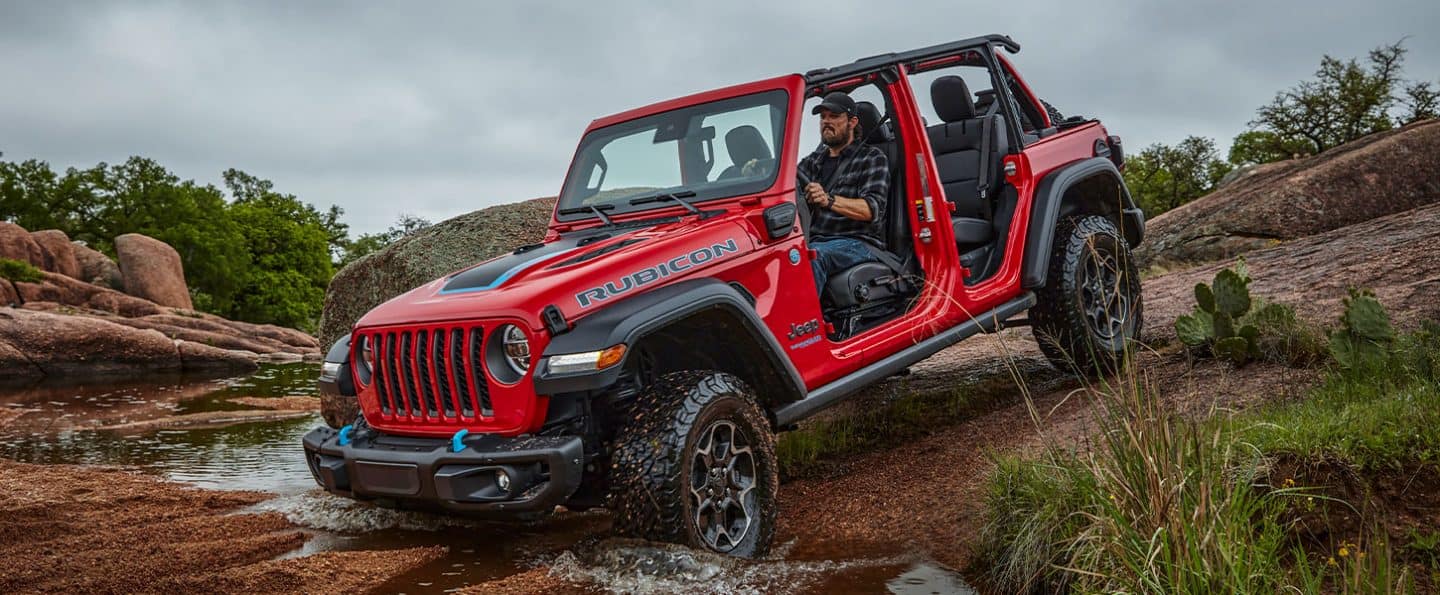 黑色2023的後角 Jeep Grand Cherokee L 涉過溪流時的高度。