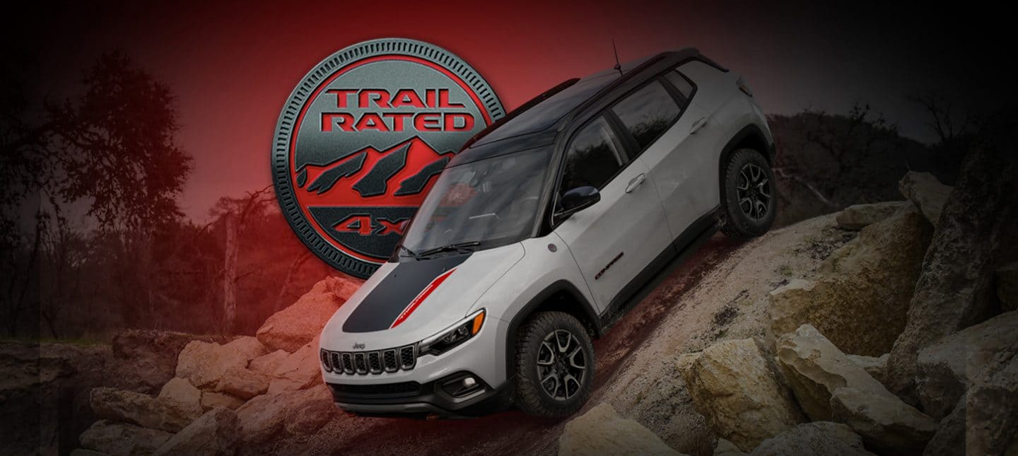 Un Jeep Compass Trailhawk 2024 descendiendo una colina muy empinada fuera de la carretera. El emblema Trail Rated 4x4.