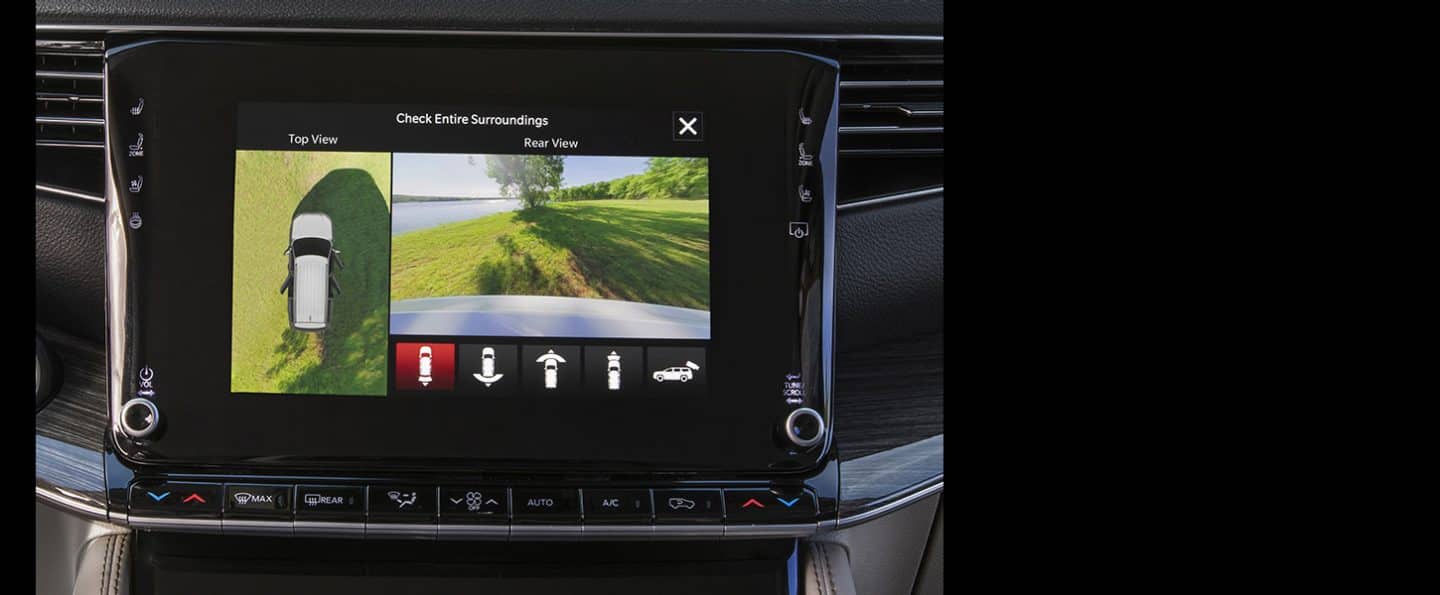 La pantalla táctil Uconnect del Wagoneer 2024 muestra la imagen de la cámara de visión envolvente de 360 grados.