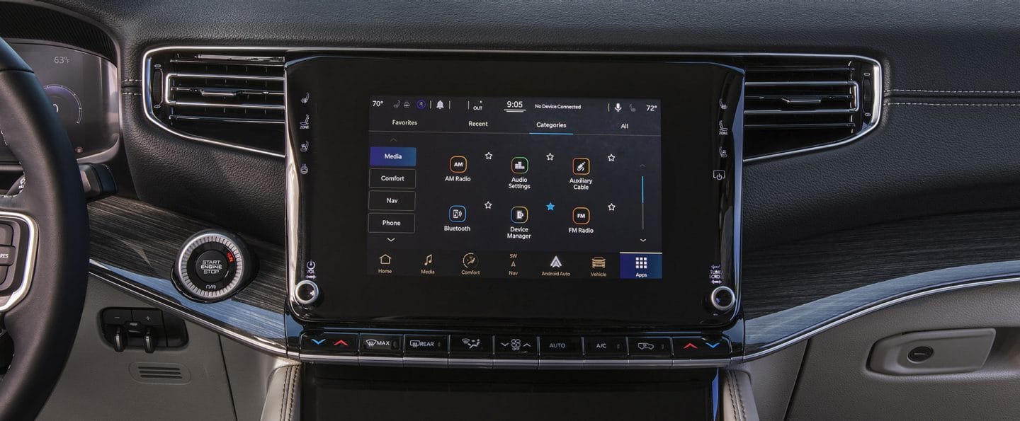 La pantalla táctil Uconnect del Wagoneer 2024 muestra una variedad de opciones multimedia.