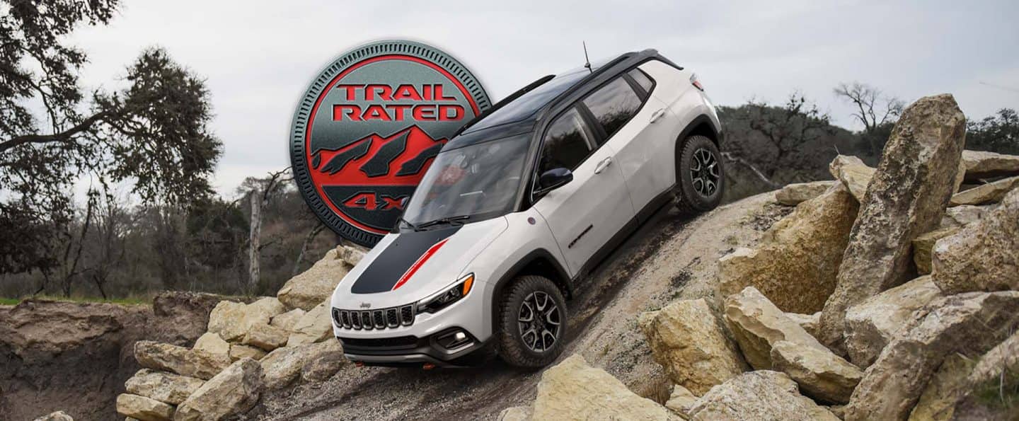 Jeep® Compass 2025 Aventura 4x4 en calles y caminos