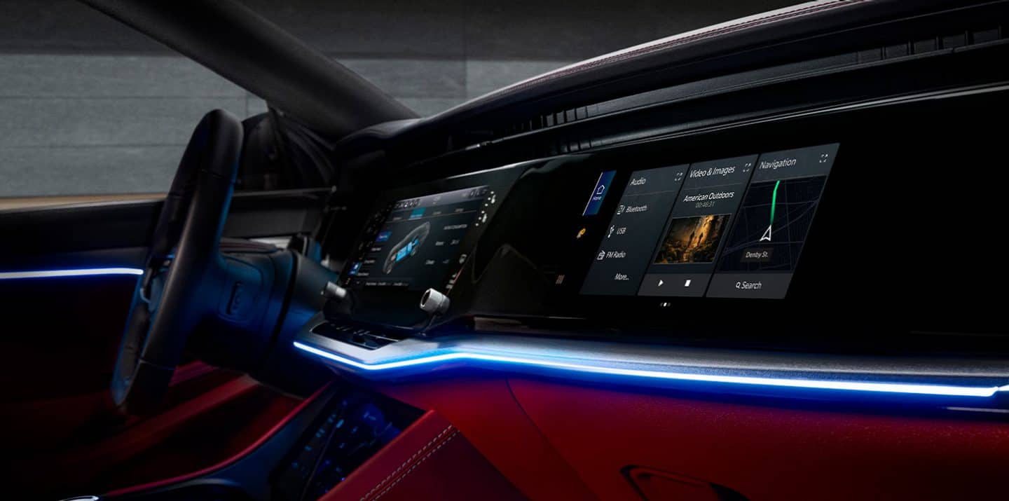 Una cinta de luz ambiental azul delinea el tablero en un Jeep Wagoneer S Launch Edition 2025.
