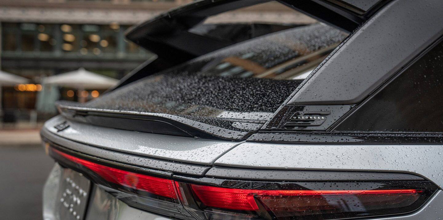 La ventana trasera y el alerón cubiertos por la lluvia de un Jeep Wagoneer S Launch Edition 2025.
