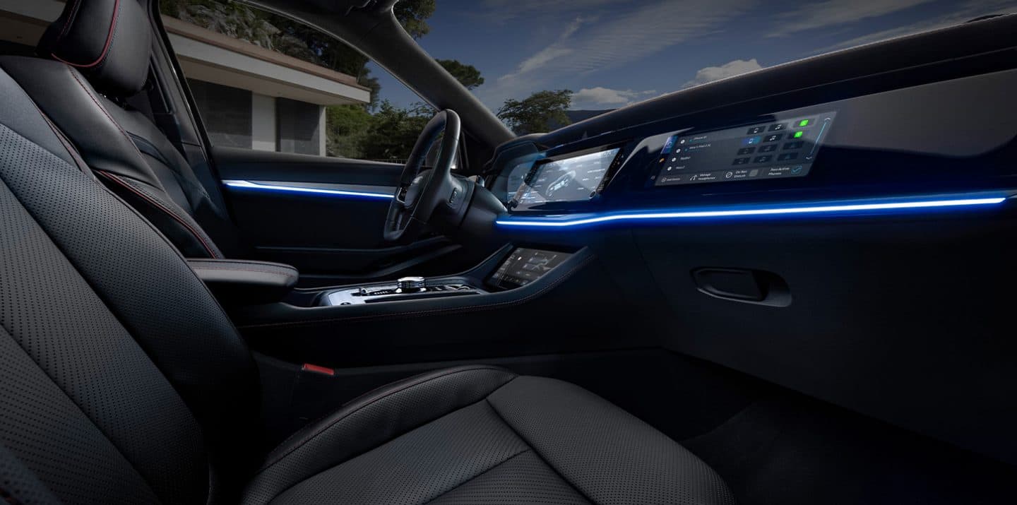 Una cinta de luz ambiental azul delinea el tablero en un Jeep Wagoneer S Launch Edition 2025.