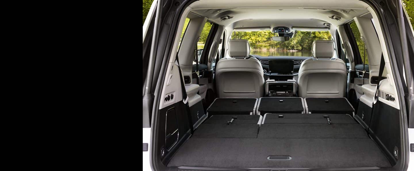 Interior del Jeep Wagoneer Series 3 2025 con los asientos de la segunda y tercera filas plegados, para mostrar la enorme área de carga.