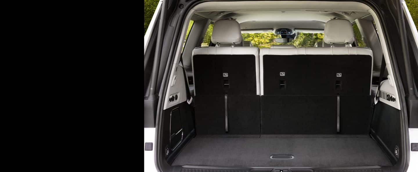 Interior del Jeep Wagoneer Series 3 2025, con los asientos en posición vertical y una generosa área de carga.