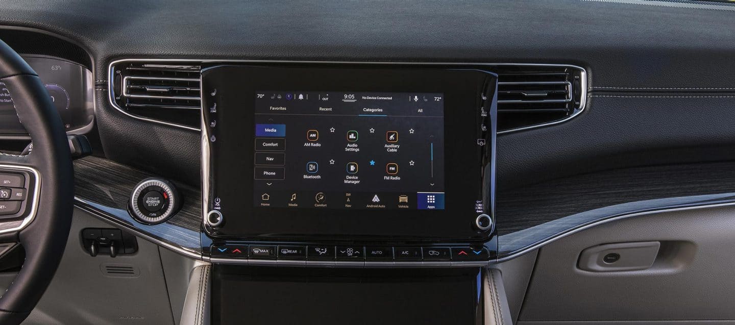 Un primer plano de la pantalla táctil Uconnect en el Jeep Wagoneer 2025 que muestra un menú de selecciones de aplicaciones.