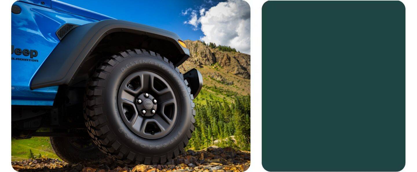 Un Jeep Gladiator Mojave X azul 2026 con las puertas y el techo quitados, subiendo un sendero en una zona montañosa fuera de carretera. 