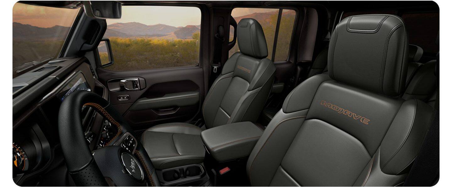 Los asientos delanteros de la Jeep Gladiator Mojave X 2026.