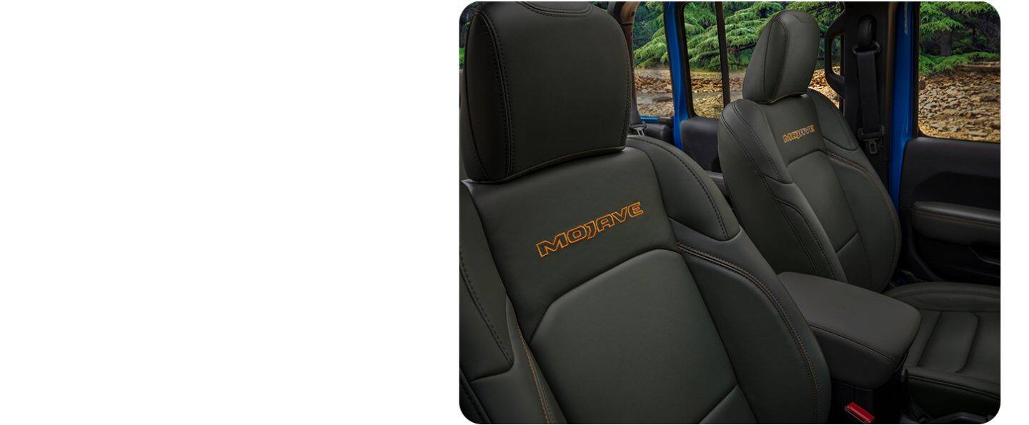 Los asientos delanteros de la Jeep Gladiator Mojave X 2026 con el techo extraído.
