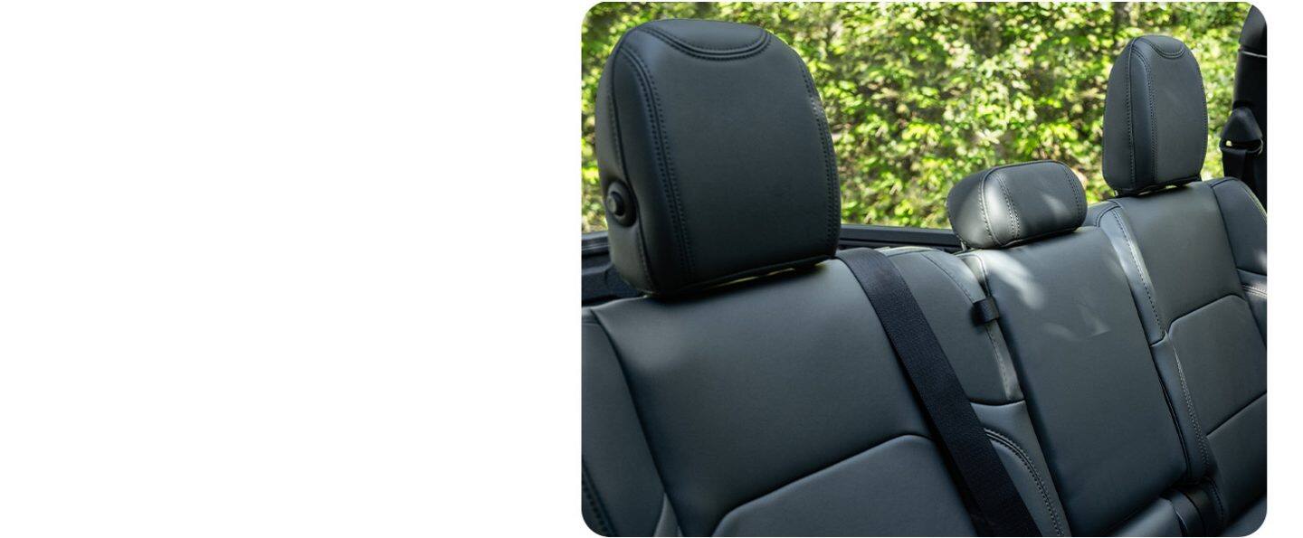 Los asientos traseros de la Jeep Gladiator Mojave X 2026 con el techo extraído.