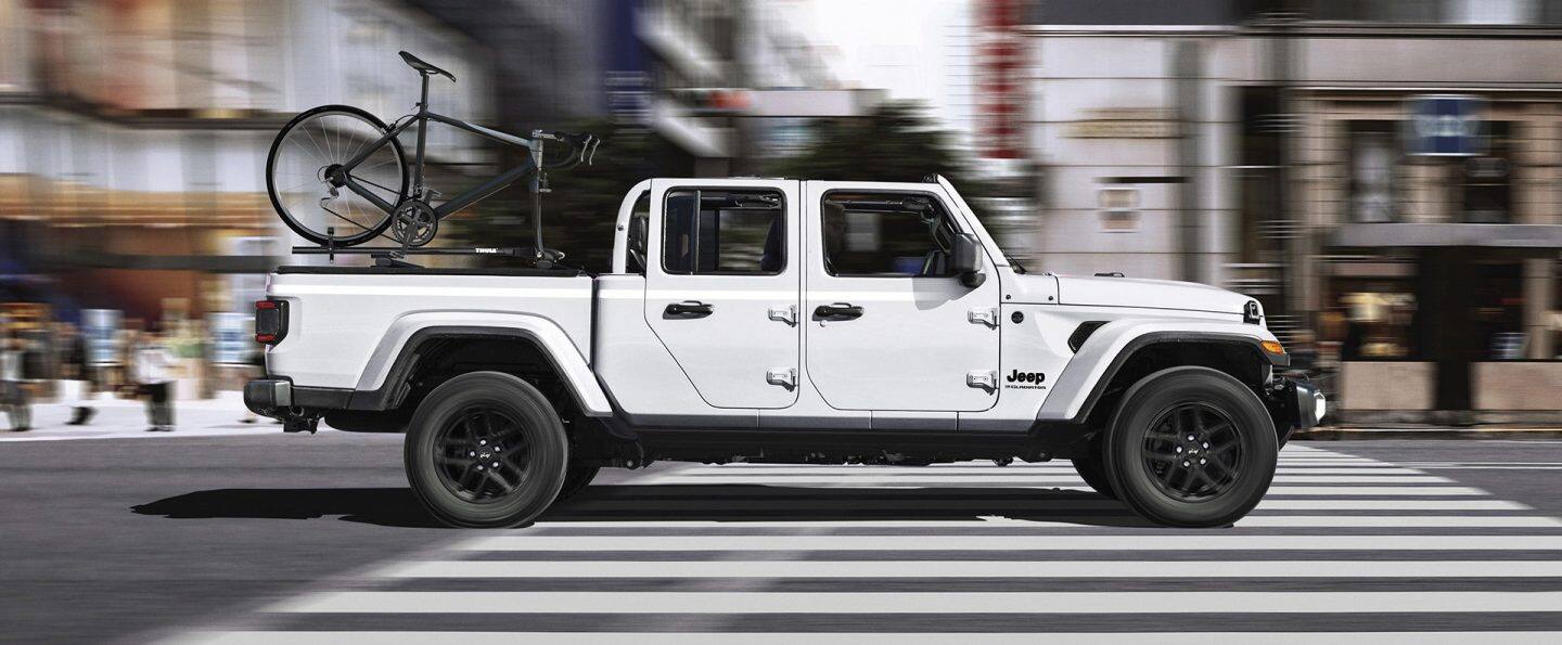 La fila delantera de la Jeep Gladiator 2026 con la pantalla táctil Uconnect mostrando la pantalla de registro del recorrido.