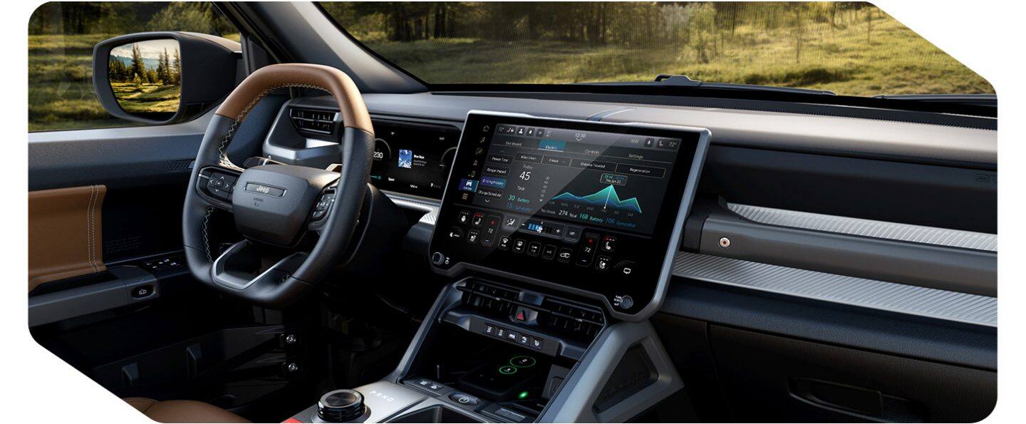 La pantalla táctil Uconnect en el Jeep Recon Moab 2026 muestra el historial de conducción del vehículo, incluyendo el total semanal de millas recorridas y el uso de la batería y el generador.