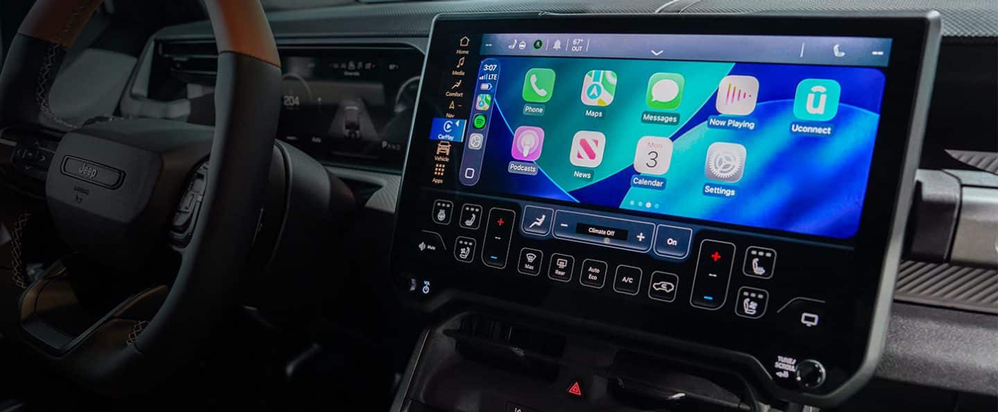 La pantalla táctil Uconnect en el Jeep Recon Moab 2026 muestra las selecciones de Apple CarPlay.