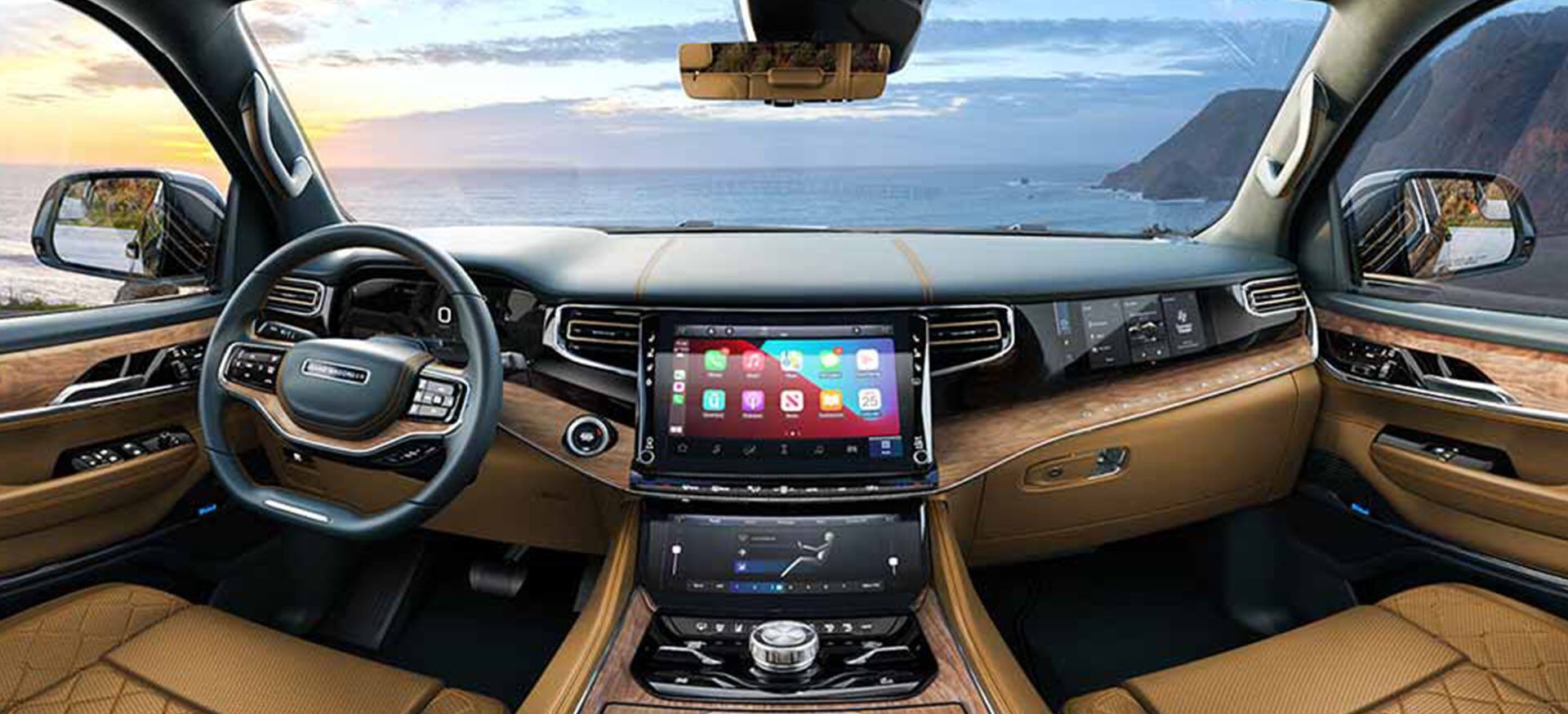 El interior del Jeep Grand Wagoneer 2026 cuenta con una pantalla giratoria de 360 grados, que comienza en la parte delantera y es accesible mediante las flechas izquierda y derecha.
