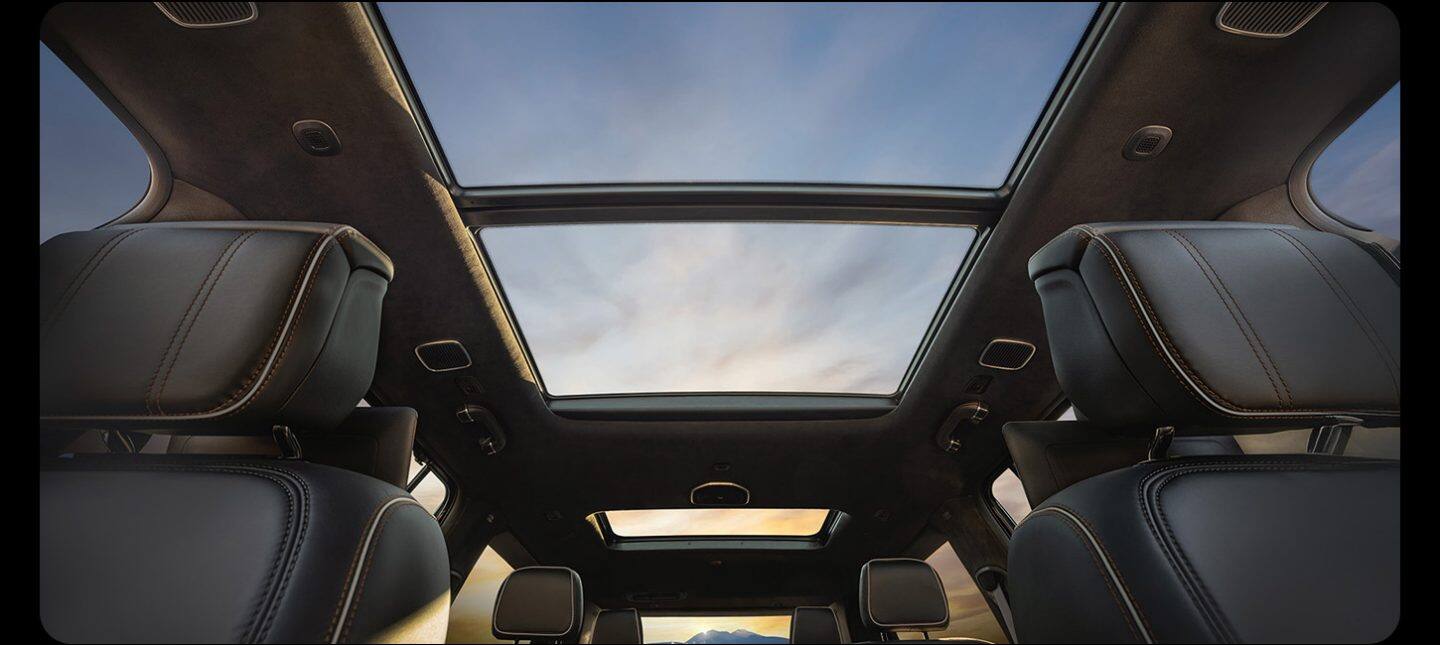 Techo solar panorámico de tres paneles abierto, visto desde el interior del Jeep Grand Wagoneer 2026.