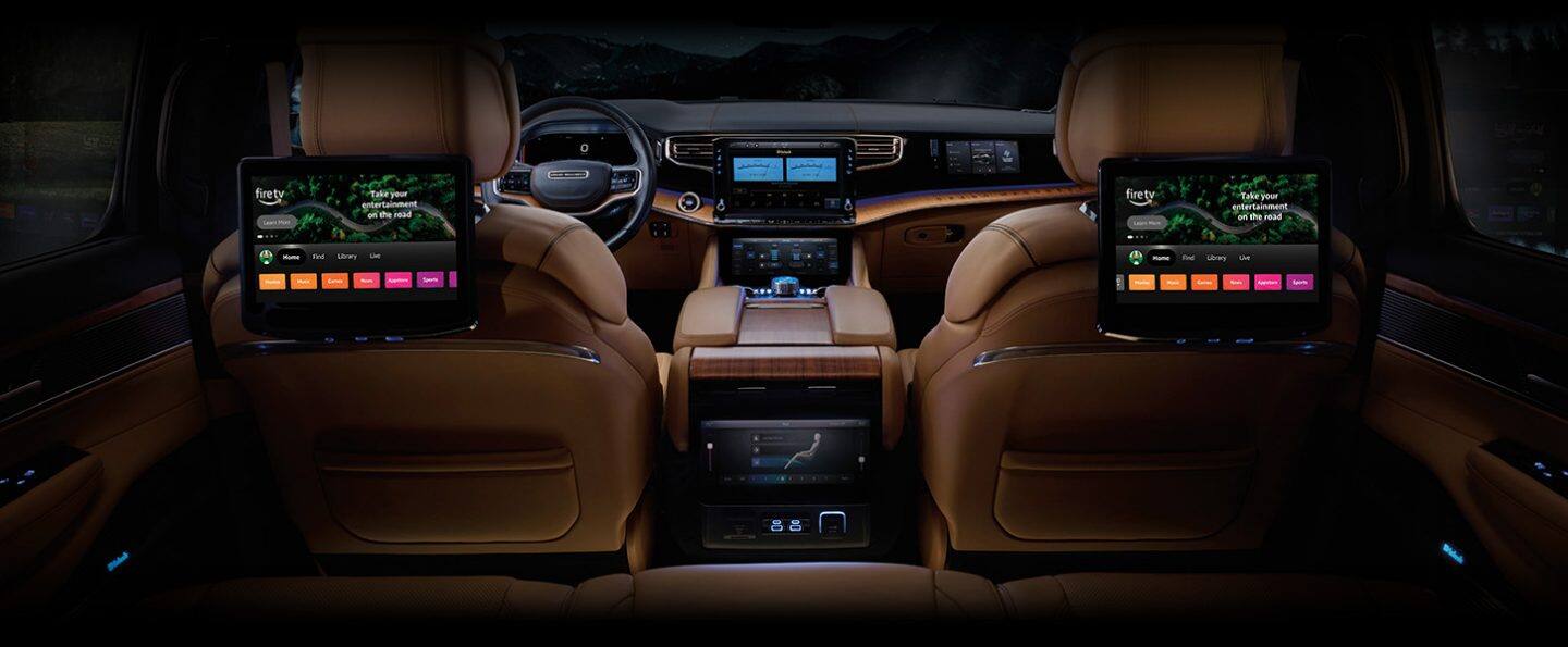 La segunda fila del Jeep Grand Wagoneer Summit Reserve 2026 con las dos pantallas táctiles montadas en el respaldo de los asientos delanteros que muestran selecciones de Amazon Fire TV.