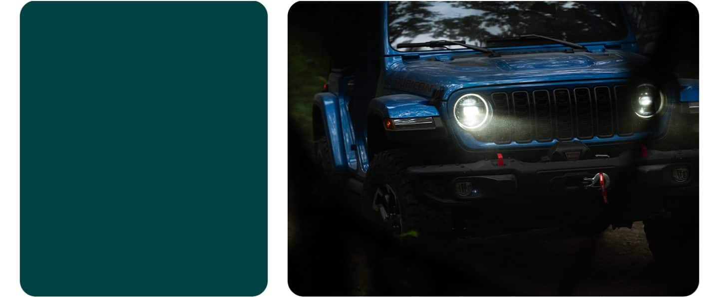 La parte delantera de un Jeep Wrangler Rubicon X 2026 azul con los focos delanteros encendidos.