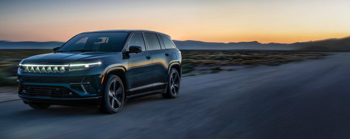 Una Jeep Wagoneer S Launch Edition 2025 en azul oscuro.