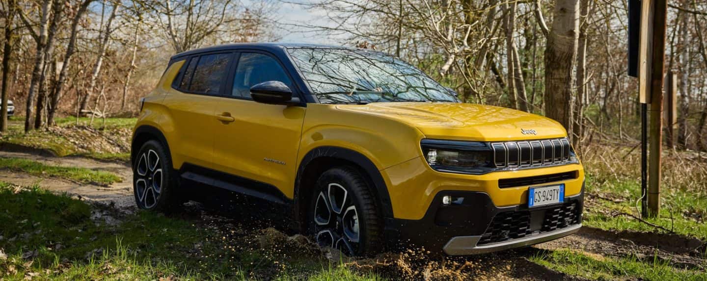 Gul Jeep Avenger sett skrått forfra