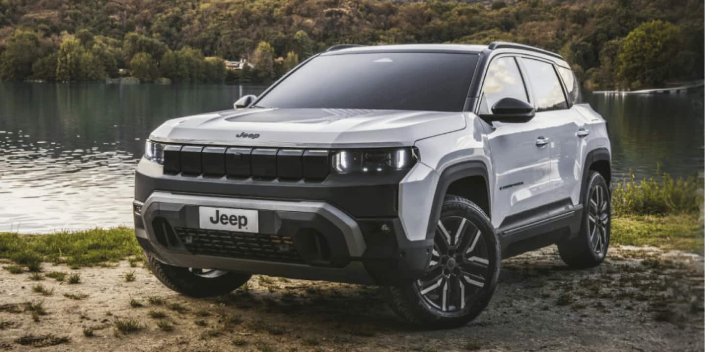 Hvit Jeep Compass sett forfra 