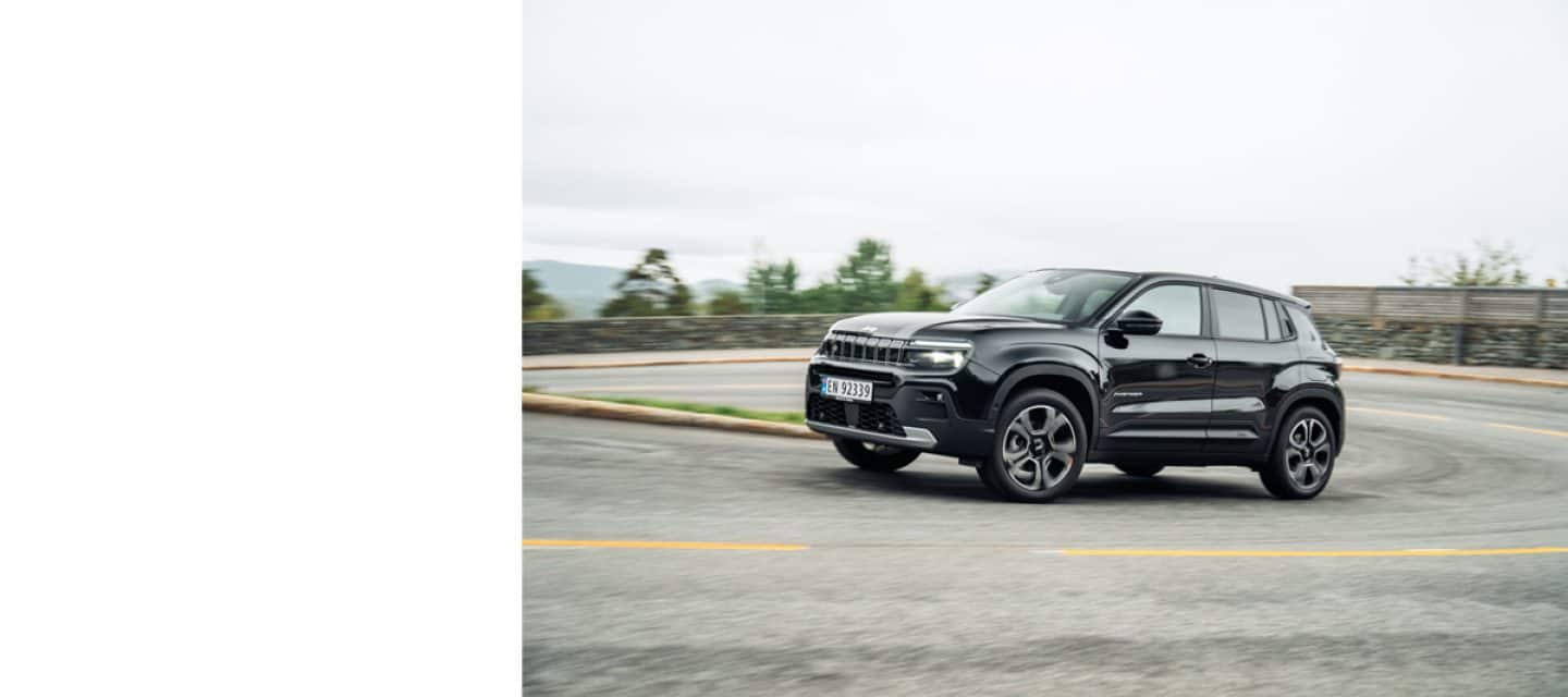 Bilde av Jeep Avenger Summit som kjører på asfaltert vei