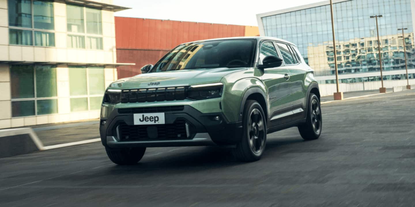 grønn Jeep Avenger sett forfra